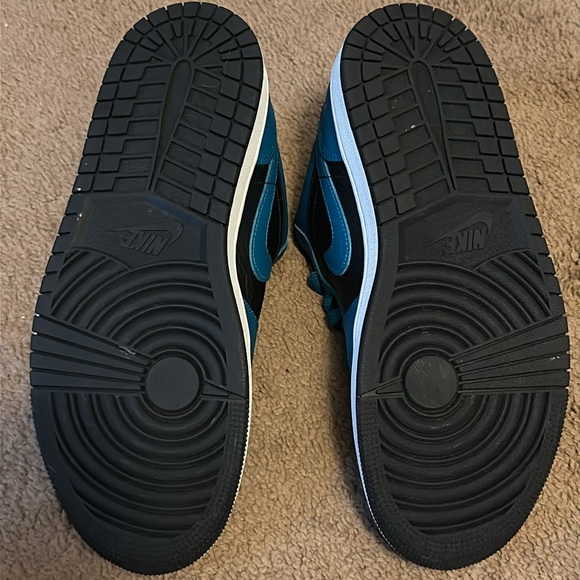 Women Jordan 1 SE low Bright Bruce size 9.5 - Picture 8 of 9